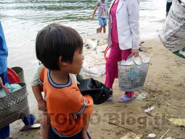 Có thể là anh cõng thêm em, chị địu thêm em nhỏ, miễn sao phải vào vai thật ấn tượng