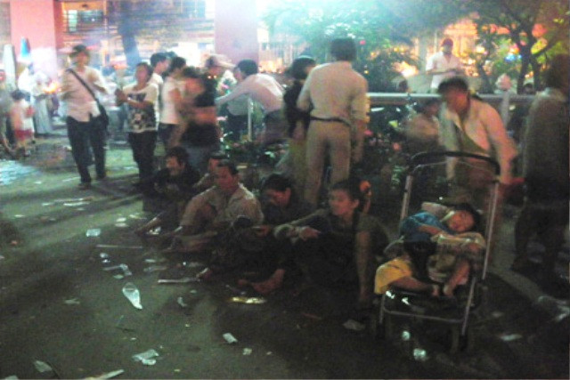 Ngay cả đường ra vào của bãi gửi xe máy cũng đông đảo đội quân hành khất (ảnh: N.D - VTC) Ngay cả đường ra vào của bãi gửi xe máy cũng đông đảo đội quân hành khất (ảnh: N.D - VTC)