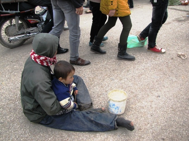 “Đội quân” ăn mày hội Lim chủ yếu là những đứa trẻ con “mặt búng ra sữa”, những cụ già hoặc những cảnh đời – mà theo họ kêu than là rất đáng thương như cụt chân cụt tay, mồ côi, không ai giúp đỡ… Một số người mủi lòng đã cho tiền, số khác thì cho rằng, họ lợi dụng lòng thương người hòng kiếm lợi.
