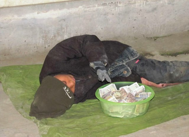 Hàng đêm, tại các cổng nhà thờ của thành phố Vinh (Nghệ An), hàng chục đứa trẻ tội nghiệp lang thang đứng ngồi, khóc lóc để xin bố thí từ du khách. (Ảnh Nguyên Khoa Vnexpress ) Hàng đêm, tại các cổng nhà thờ của thành phố Vinh (Nghệ An), hàng chục đứa trẻ tội nghiệp lang thang đứng ngồi, khóc lóc để xin bố thí từ du khách. (Ảnh Nguyên Khoa Vnexpress )