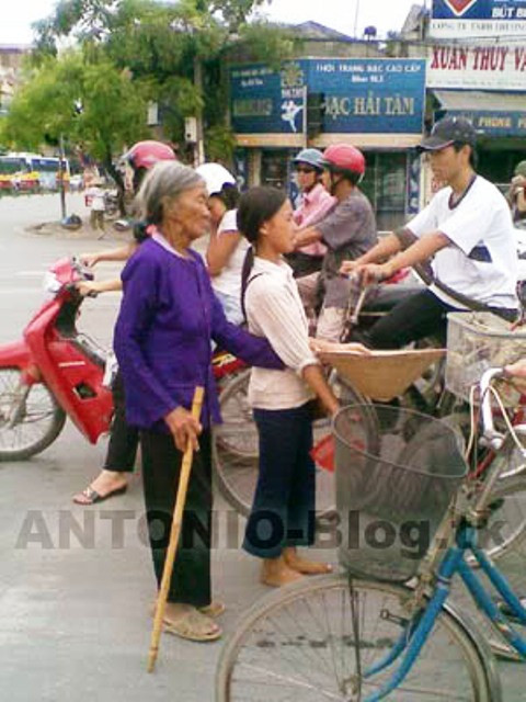 "Cai em” dắt bà lão còng đi xin tiền ở ngã tư Chùa Bộc