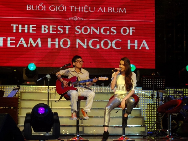 Tại buổi giới thiệu album The Best Song of Team Ho Ngoc Ha, nữ nhạc sĩ Phương Uyên đã xuất hiện trên sân khấu dưới sự ủng hộ rất nhiệt tình từ khán giả. Có thể coi đây là lần đầu tiên Phương Uyên xuất hiện trở lại sau khi thông tin chị quyết định từ nhiệm vị trí Giám đốc âm nhạc The Voice Việt gây chấn động dư luận ngày 17/9 vừa rồi. Tại buổi giới thiệu album The Best Song of Team Ho Ngoc Ha, nữ nhạc sĩ Phương Uyên đã xuất hiện trên sân khấu dưới sự ủng hộ rất nhiệt tình từ khán giả. Có thể coi đây là lần đầu tiên Phương Uyên xuất hiện trở lại sau khi thông tin chị quyết định từ nhiệm vị trí Giám đốc âm nhạc The Voice Việt gây chấn động dư luận ngày 17/9 vừa rồi.