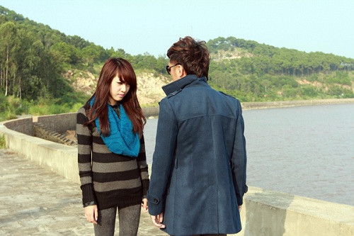 Sở hữu một gương mặt ăn hình cùng khả năng diễn xuất tốt, Emily không khó để hóa thân thành một cô gái phản diện, phụ tình. Sở hữu một gương mặt ăn hình cùng khả năng diễn xuất tốt, Emily không khó để hóa thân thành một cô gái phản diện, phụ tình.