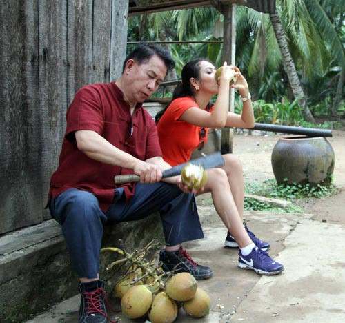 Hoàng My vui vẻ thưởng thức đặc sản của Bến Tre.