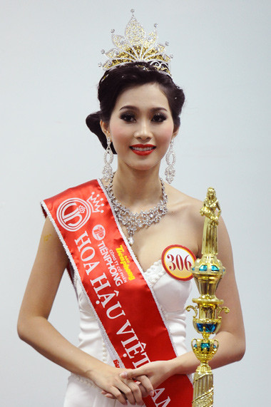 Sau khi Giaoduc.net.vn đăng tải bài viết phản ánh những điều khó hiểu khi lớp Trung cấp tài chính ngân hàng K5 thi tốt nghiệp vào tháng 8/2012 mà Hoa hậu Đặng Thu Thảo - học sinh của lớp đó lại tốt nghiệp vào tháng 5/2012, Đại học Tây Đô đã gửi đến báo chí căn cứ khẳng định Thu Thảo đã tốt nghiệp vào tháng 5/2012. Sau khi Giaoduc.net.vn đăng tải bài viết phản ánh những điều khó hiểu khi lớp Trung cấp tài chính ngân hàng K5 thi tốt nghiệp vào tháng 8/2012 mà Hoa hậu Đặng Thu Thảo - học sinh của lớp đó lại tốt nghiệp vào tháng 5/2012, Đại học Tây Đô đã gửi đến báo chí căn cứ khẳng định Thu Thảo đã tốt nghiệp vào tháng 5/2012.