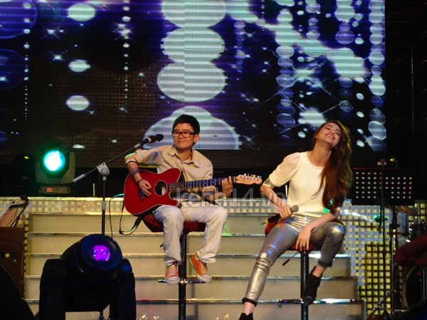 Tuy đôi lúc vẫn còn nét buồn trên gương mặt, nhưng Phương Uyên vẫn ngồi đàn và hát Trả nợ tình xa với Hồ Ngọc Hà. Sự xuất hiện trong một buổi ra mắt album của các thí sinh The Voice cũng phần nào chứng minh cho lời hứa của nữ nhạc sĩ là vẫn luôn bên cạnh và giúp đỡ những học trò của mình. (Theo Kênh 14) Tuy đôi lúc vẫn còn nét buồn trên gương mặt, nhưng Phương Uyên vẫn ngồi đàn và hát Trả nợ tình xa với Hồ Ngọc Hà. Sự xuất hiện trong một buổi ra mắt album của các thí sinh The Voice cũng phần nào chứng minh cho lời hứa của nữ nhạc sĩ là vẫn luôn bên cạnh và giúp đỡ những học trò của mình. (Theo Kênh 14)