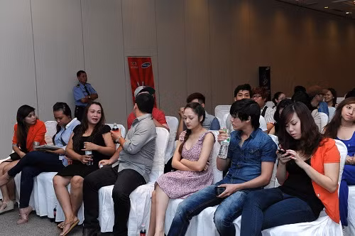 Các thí sinh mỗi người một vẻ: ngồi nghịch điện thoại, nói chuyện hoặc trầm ngâm.