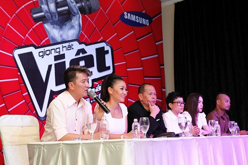 Đến phần phát biểu của HLV Đàm Vĩnh Hưng, ông tỏ rõ sự băn khoăn với tư thế tay chống cằm.