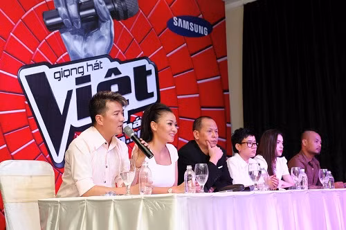 Đến phần phát biểu của HLV Đàm Vĩnh Hưng, ông tỏ rõ sự băn khoăn với tư thế tay chống cằm.