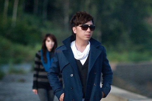 Ngay sau khi ra mắt, ca khúc “Đừng làm anh đau” nhanh chóng nhận được sự ủng hộ từ phía khán giả và liên tiếp đứng đầu trong 4 tuần liền tại các bảng xếp hạng âm nhạc trực tuyến. (Theo giaoduc.net) Ngay sau khi ra mắt, ca khúc “Đừng làm anh đau” nhanh chóng nhận được sự ủng hộ từ phía khán giả và liên tiếp đứng đầu trong 4 tuần liền tại các bảng xếp hạng âm nhạc trực tuyến. (Theo giaoduc.net)