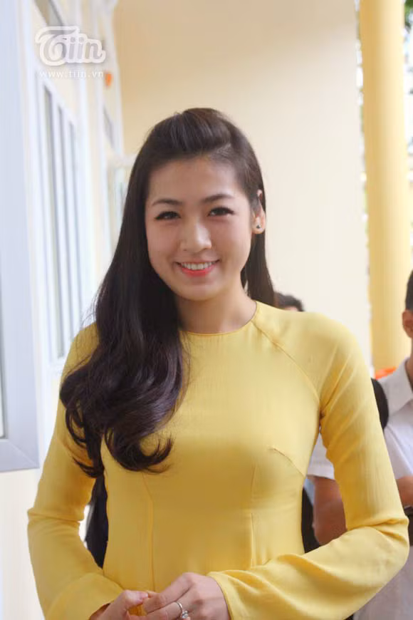 Diện trên mình chiếc áo dài truyền thống màu vàng, Dương Tú Anh vô cùng rạng rỡ và nổi bật giữa hàng trăm bạn bè có mặt tại khán phòng.(Theo Tiin)