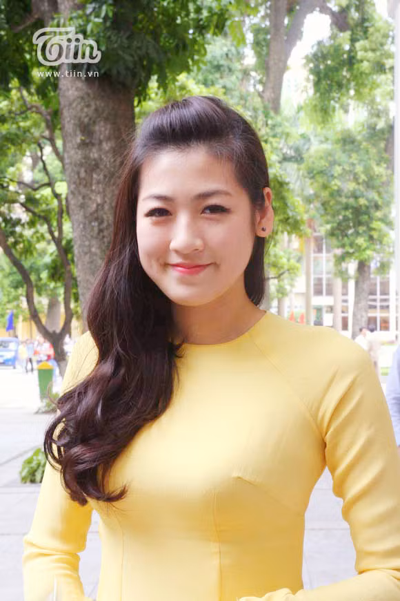 Sáng 14/9, Á hậu Việt Nam 2012 Dương Tú Anh đã tham gia lễ khai giảng năm học mới của trường Học viện Báo chí và Tuyên truyền cùng với các sinh viên khác trong trường.