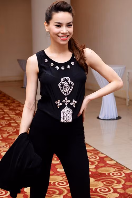 Dù vẫn được khen là xinh đẹp và quyến rũ nhưng chiếc áo sát nách khiến đôi tay của cô bị chê gầy guộc, lộ nhiều gân xanh. Tuy nhiên, cô cho biết mình đang bị ốm nên sức khỏe không tốt lắm.