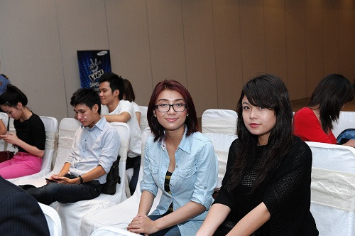 Tiêu Châu Như Quỳnh và Thái Trinh mỉm cười trước ống kính. Tiêu Châu Như Quỳnh và Thái Trinh mỉm cười trước ống kính.