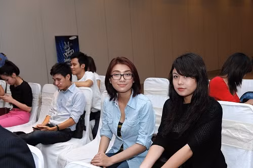 Tiêu Châu Như Quỳnh và Thái Trinh mỉm cười trước ống kính.