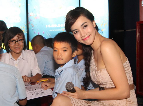 Sáng chủ nhật (9/9), Trang Nhung xuất hiện tại buổi ra mắt phiên bản 3D bộ phim hoạt hình "Finding Nemo" tại TP HCM và chơi đùa với trẻ em.