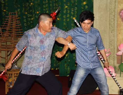 Đan Trường tập múa võ. Đan Trường tập múa võ.