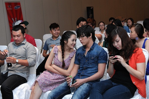 Bảo Anh tươi cười hỏi han một người bạn. Bảo Anh tươi cười hỏi han một người bạn.