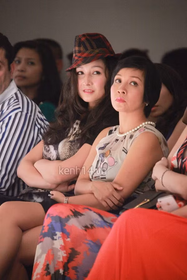 Cô nàng Anna Trương diện một bộ trang phục khá cá tính, đi kèm là chiếc mũ đội lệch đáng yêu. Anna Trương khi đứng bên mẹ đã cho thấy chiều cao nổi trội của mình.(Theo Kênh 14)