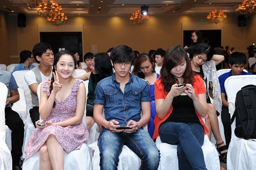 Bảo Anh tươi cười, tạo dáng biểu tượng The Voice mặc trong cuộc họp báo căng thẳng. Bảo Anh tươi cười, tạo dáng biểu tượng The Voice mặc trong cuộc họp báo căng thẳng.