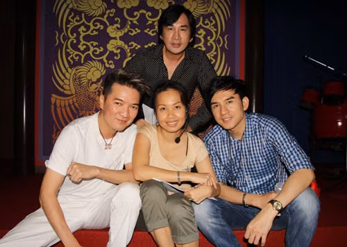 Trong liveshow Tự tình quê hương 3 sắp diễn ra của nữ ca sỹ Cẩm Ly, vở tuồng cổ cải lương Loan Phụng hòa minh đóng cùng Mr. Đàm, Kim Tử Long và Đan Trường được xem là điểm nhấn và cũng là tiết mục có mức độ đầu tư nhiều nhất. Trong liveshow Tự tình quê hương 3 sắp diễn ra của nữ ca sỹ Cẩm Ly, vở tuồng cổ cải lương Loan Phụng hòa minh đóng cùng Mr. Đàm, Kim Tử Long và Đan Trường được xem là điểm nhấn và cũng là tiết mục có mức độ đầu tư nhiều nhất.