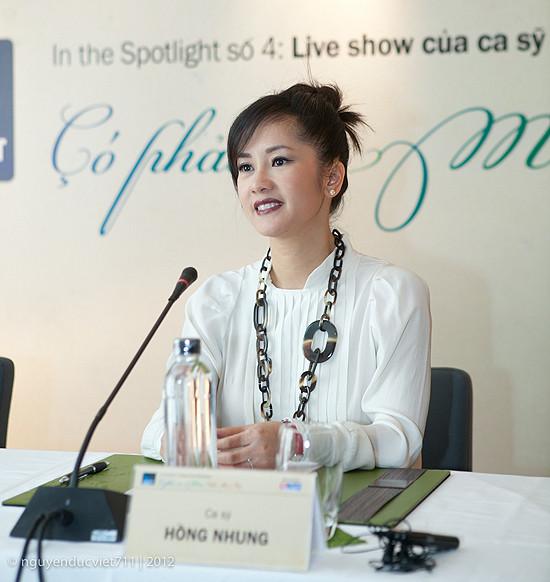 Hồng Nhung chia sẻ: "Sau nhiều năm mong đợi, đến nay tôi mới cảm nhận được hạnh phúc trọn vẹn của một người phụ nữ. Tôi nhìn lại những gì đã qua trong cuộc đời với một cái nhìn mới mẻ hơn, và cảm thấy mọi thứ xung quanh đều trở nên tươi đẹp.(Theo infonet)