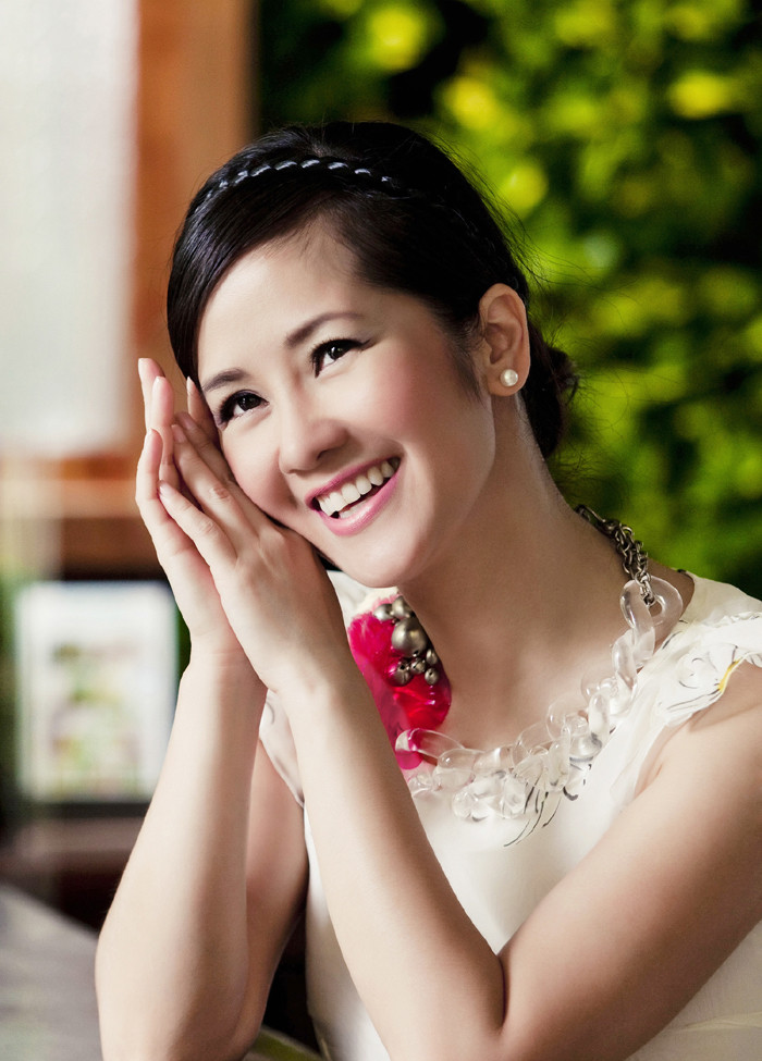 Trong bộ ảnh mới nhất, diva Hồng Nhung cuốn hút người xem với vẻ đẹp nhẹ nhàng, gợi cảm giác mong manh, thuần khiết.