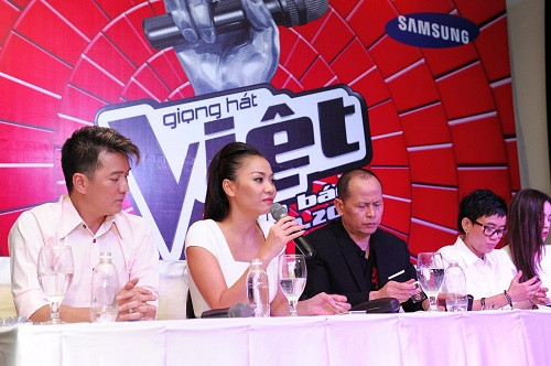 ...rồi cau mày, trầm tư.