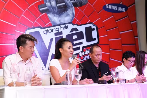 ...rồi cau mày, trầm tư.