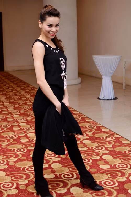 Cô tạo dáng tự tin và thoái mái trước ống kính.