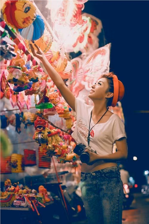 Ca sĩ Tiêu Châu Như Quỳnh đón chào không khí Trung Thu sắp tới qua những bức hình nhí nhảnh và dễ thương trên phố.(Theo giaoduc.net.vn)