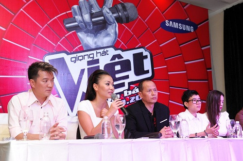 Ông chăm chú nghe HLV Thu Minh phát biểu...