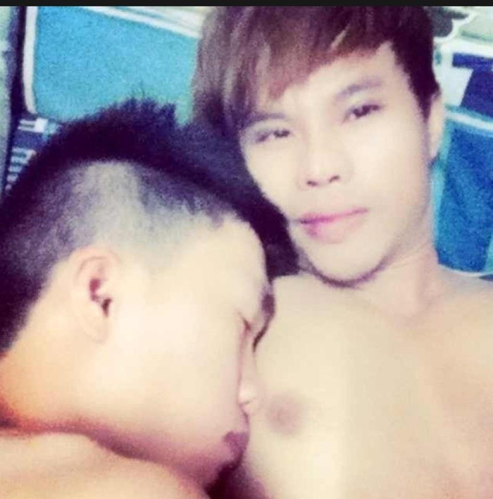 Những bức hình đồng tính trên được đăng tải trên mạng kèm theo những bức hình anh chàng này thân thiện với một vài cô gái xinh đẹp với tiêu đề “Bộ mặt thật của ca sĩ Tần Khánh”. Topic này nhanh chóng thu hút sự quan tâm của dư luận với nhiều bình luận chia sẻ. Những bức hình đồng tính trên được đăng tải trên mạng kèm theo những bức hình anh chàng này thân thiện với một vài cô gái xinh đẹp với tiêu đề “Bộ mặt thật của ca sĩ Tần Khánh”. Topic này nhanh chóng thu hút sự quan tâm của dư luận với nhiều bình luận chia sẻ.