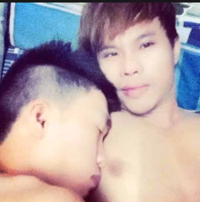 Những bức hình đồng tính trên được đăng tải trên mạng kèm theo những bức hình anh chàng này thân thiện với một vài cô gái xinh đẹp với tiêu đề “Bộ mặt thật của ca sĩ Tần Khánh”. Topic này nhanh chóng thu hút sự quan tâm của dư luận với nhiều bình luận chia sẻ. Những bức hình đồng tính trên được đăng tải trên mạng kèm theo những bức hình anh chàng này thân thiện với một vài cô gái xinh đẹp với tiêu đề “Bộ mặt thật của ca sĩ Tần Khánh”. Topic này nhanh chóng thu hút sự quan tâm của dư luận với nhiều bình luận chia sẻ.