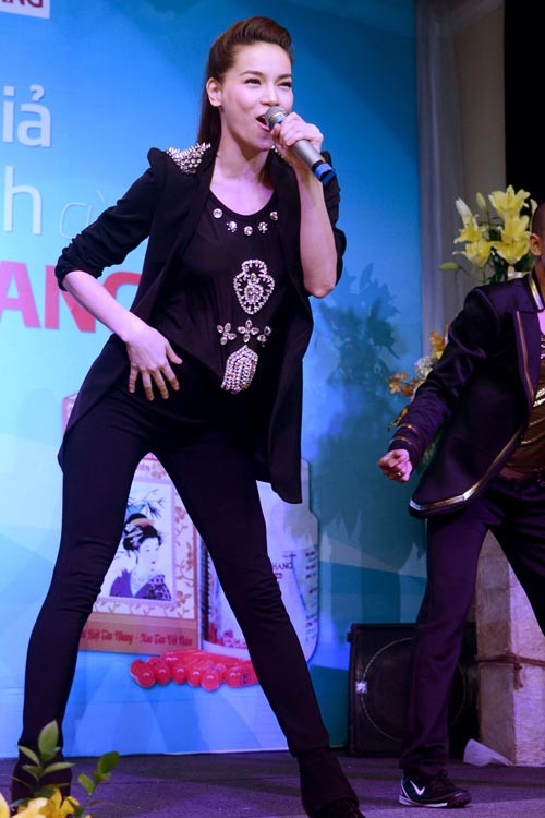 Những cú lắc hông, xoay người vả ngả người điệu nghệ. Đôi chân dài di chuyển thuần thục khiến ai cũng phải “dán mắt” theo từng động tác của cô trên sân khấu.