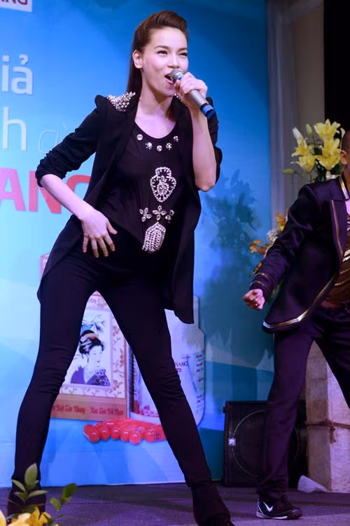 Những cú lắc hông, xoay người vả ngả người điệu nghệ. Đôi chân dài di chuyển thuần thục khiến ai cũng phải “dán mắt” theo từng động tác của cô trên sân khấu.