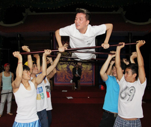 Gần 10 binh lính có nhiệm vụ bưng bê Đàm Vĩnh Hưng lên không bằng gậy và xoay vòng vòng.Sau đó, anh sẽ được hạ xuống làm sao thật êm, thật khớp với câu vọng cổ ngắn mà anh sẽ thể hiện. Gần 10 binh lính có nhiệm vụ bưng bê Đàm Vĩnh Hưng lên không bằng gậy và xoay vòng vòng.Sau đó, anh sẽ được hạ xuống làm sao thật êm, thật khớp với câu vọng cổ ngắn mà anh sẽ thể hiện.