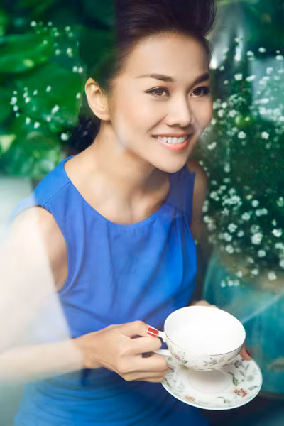 Trở lại làng showbiz sau thời gian ra Cam Ranh (Khánh Hòa) đóng phim, Thanh Hằng liên tục nhận được lời mời dự sự kiện và làm mẫu ảnh.