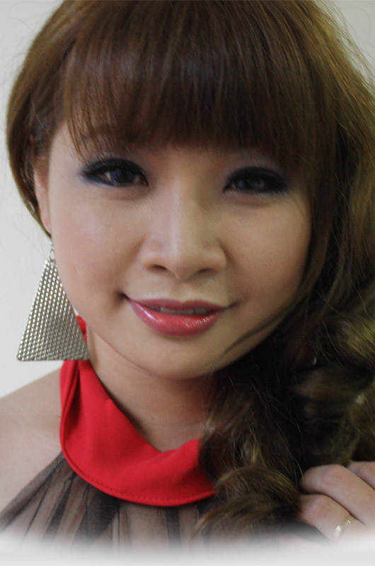 Chân dung thí sinh Nguyễn Quỳnh Trang đội Đàm Vĩnh Hưng - người "cướp diễn đàn" để phát biểu cảm xúc trong buổi họp báo ngày hôm qua. Trả lời báo chí, cô cho biết: Ngay sau cuộc họp kết thúc, tôi đã cảm thấy áy náy về những lời nói của mình. Do tôi quá bức xúc về đoạn clip thiếu chính xác kia và tôi đã không kìm chế được cơn nóng giận. Các anh chị phóng viên chắc sẽ không hiểu được những thí sinh The Voice bức xúc như thế nào. Chân dung thí sinh Nguyễn Quỳnh Trang đội Đàm Vĩnh Hưng - người "cướp diễn đàn" để phát biểu cảm xúc trong buổi họp báo ngày hôm qua. Trả lời báo chí, cô cho biết: Ngay sau cuộc họp kết thúc, tôi đã cảm thấy áy náy về những lời nói của mình. Do tôi quá bức xúc về đoạn clip thiếu chính xác kia và tôi đã không kìm chế được cơn nóng giận. Các anh chị phóng viên chắc sẽ không hiểu được những thí sinh The Voice bức xúc như thế nào.