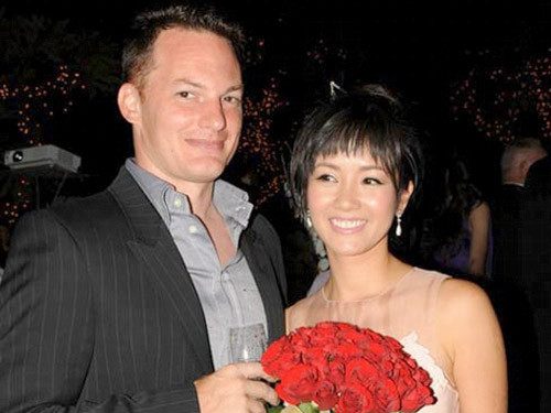 Khi được hỏi liệu chị có rời khỏi showbiz để toàn tâm toàn ý lo cho gia đình, Hồng Nhung trả lời: “Anh Kevin và tôi đều giống nhau ở quan điểm người phụ nữ hoàn toàn có thể làm tốt cả thiên chức làm mẹ, làm vợ và cả công việc xã hội nếu biết tổ chức mọi chuyện một cách khoa học, bố trí thời gian hợp lý. Mình sống vui vẻ, năng động với dòng chảy chung của xã hội sẽ mang lại không khí lành mạnh, văn minh trong nếp nhà, ảnh hưởng tích cực đến cuộc sống gia đình”.(Theo Thế giới gia đình)