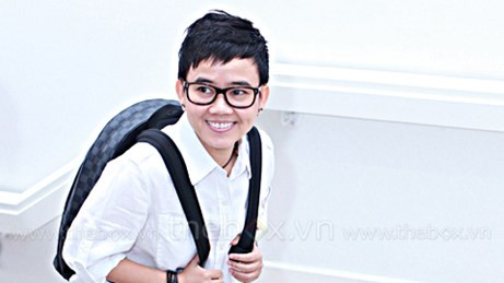 Phương Uyên vui vẻ trước khi vào phòng họp báo. Phương Uyên vui vẻ trước khi vào phòng họp báo.