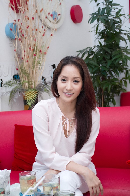 Trong buổi họp mặt, Khánh Thi chia sẻ những kỷ niệm vui buồn về chuyến lưu diễn và cả những kế hoạch sắp tới. Trong buổi họp mặt, Khánh Thi chia sẻ những kỷ niệm vui buồn về chuyến lưu diễn và cả những kế hoạch sắp tới.