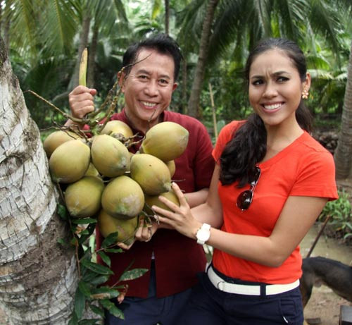 Cả hai rất hứng chí khi chặt được một buồng dừa rất nhiều trái.