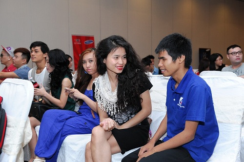 Đồng Lan và Hà Văn Đông trò chuyện rất vui vẻ, dường như cuộc họp báo trở thành cuộc họp mặt thân mật của các thí sinh The Voice. Đồng Lan và Hà Văn Đông trò chuyện rất vui vẻ, dường như cuộc họp báo trở thành cuộc họp mặt thân mật của các thí sinh The Voice.