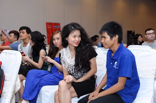 Đồng Lan và Hà Văn Đông trò chuyện rất vui vẻ, dường như cuộc họp báo trở thành cuộc họp mặt thân mật của các thí sinh The Voice.