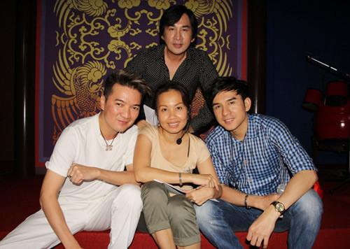 Trong liveshow Tự tình quê hương 3 sắp diễn ra của nữ ca sỹ Cẩm Ly, vở tuồng cổ cải lương Loan Phụng hòa minh đóng cùng Mr. Đàm, Kim Tử Long và Đan Trường được xem là điểm nhấn và cũng là tiết mục có mức độ đầu tư nhiều nhất. Trong liveshow Tự tình quê hương 3 sắp diễn ra của nữ ca sỹ Cẩm Ly, vở tuồng cổ cải lương Loan Phụng hòa minh đóng cùng Mr. Đàm, Kim Tử Long và Đan Trường được xem là điểm nhấn và cũng là tiết mục có mức độ đầu tư nhiều nhất.