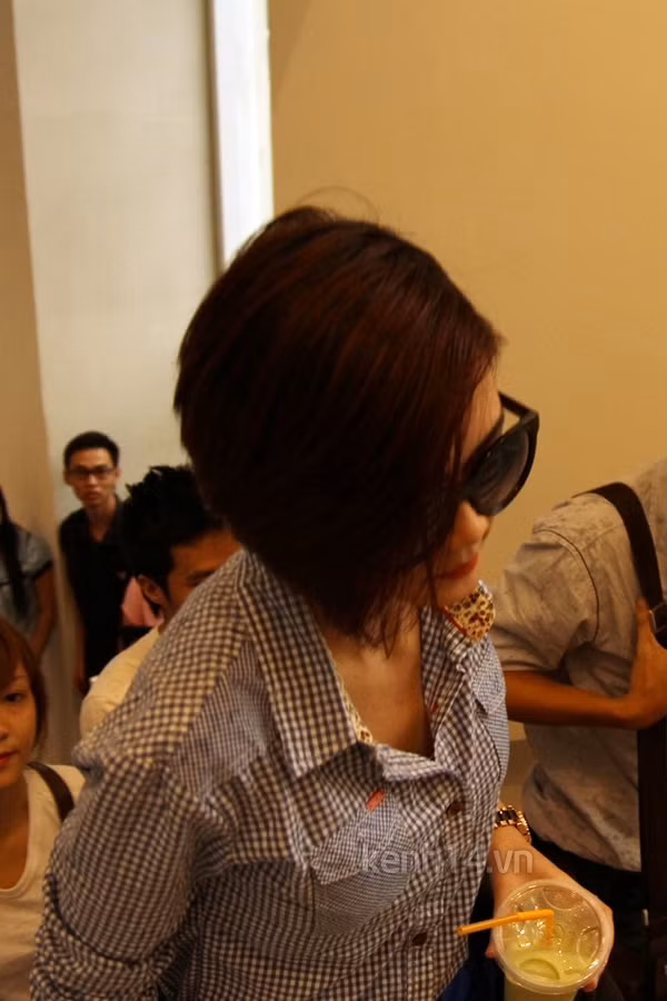 Thiều Bảo Trang, nữ chính trong scandal dàn xếp kết quả The Voice vừa lộ diện lập tức trở thành tâm điểm săn đón của báo chí. Trong khi Phương Uyên đến khá sớm thì cô lặng lẽ đến sau và đeo kính đen.