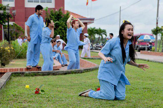 Hình ảnh cô gái trẻ tội nghiệp trong nhà thương điên. Hình ảnh cô gái trẻ tội nghiệp trong nhà thương điên.