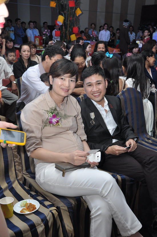 Mặc dù đã có bầu hơn 6 tháng, nhưng bà chủ Music Box vẫn trung thành với phong cách tomboy quen thuộc, áo sơ-mi kết hợp với quần tây, kèm theo một đôi giày thể thao bụi bặm.(Theo Xzone)