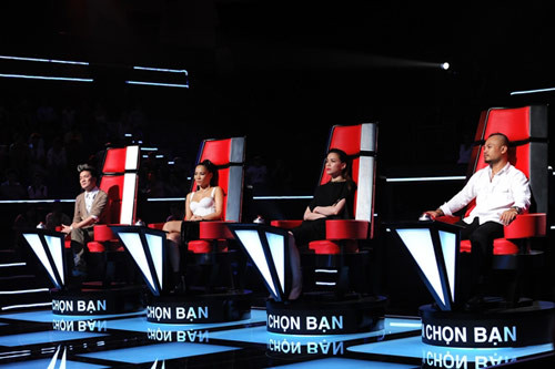 Ngay khi tập 3 vòng Đối đầu đang phát sóng, một clip được lan truyền với tốc độ chóng mặt trên mạng internet tiết lộ những “bí mật” được cho là “khủng khiếp” của Giọng hát Việt. Trong clip này, có đoạn đối thoại được cho là giọng của giám đốc âm nhạc Phương Uyên lên “phương án” để xử ép thí sinh để cho thí sinh Phương Linh lọt vào vòng trong.